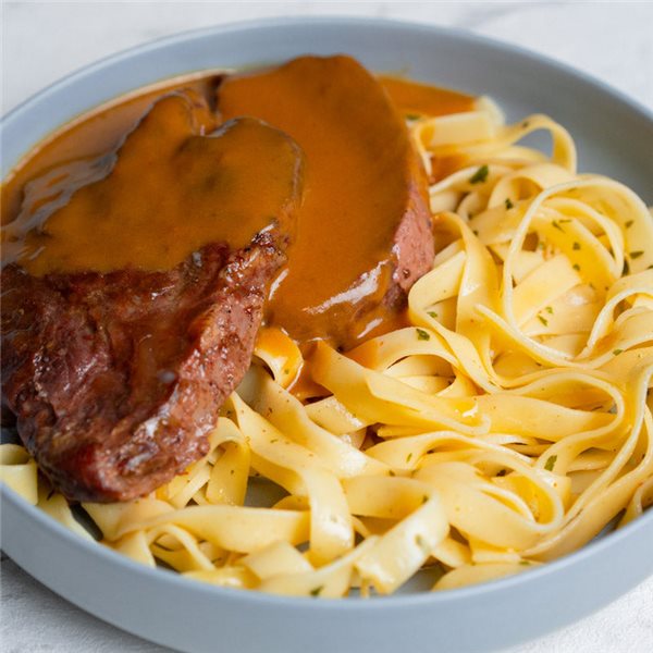 Meloso de ternera en salsa thai con tallarines-detalle