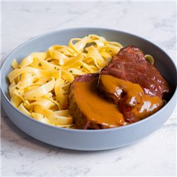 Meloso de ternera en salsa thai con tallarines