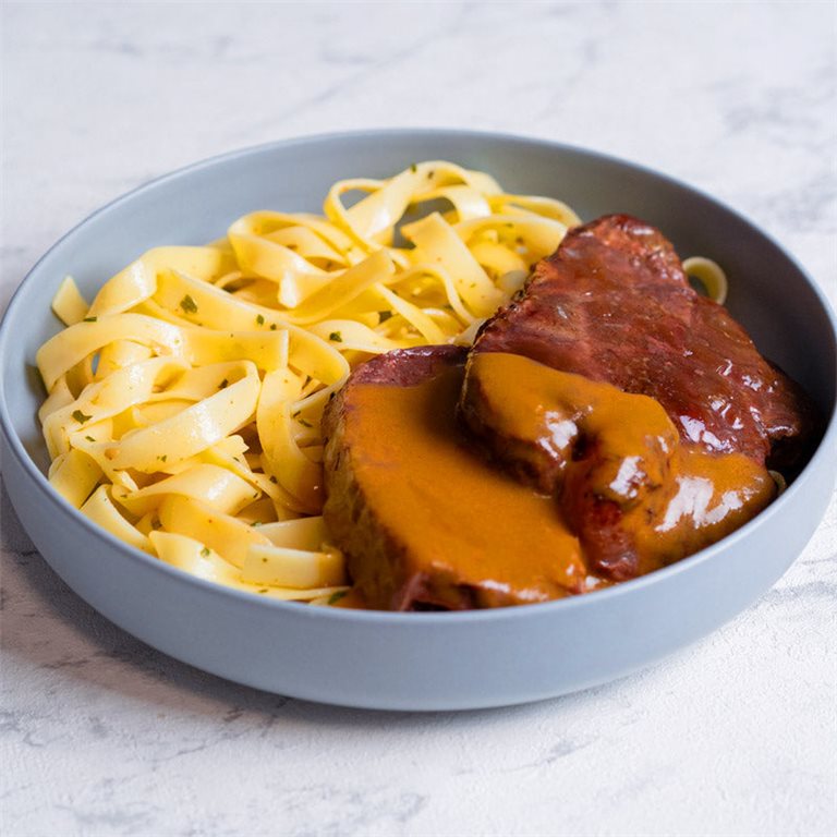 Meloso de ternera en salsa thai con tallarines