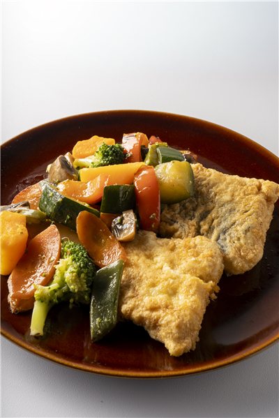 Merluza a la romana con wok de verduras y champiñones-detalle