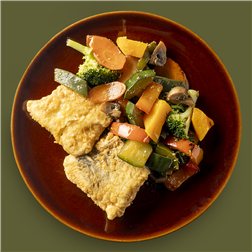 Merluza a la romana con wok de verduras y champiñones