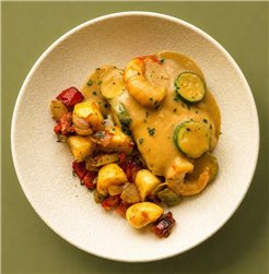 Merluza en salsa al cava, con langostinos y panaderas