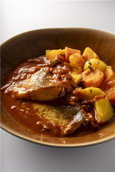 Merluza en salsa de tomate y hierbas con vegetales asados al horno-detalle