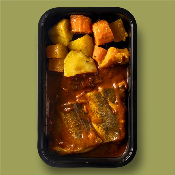 Merluza en salsa de tomate y hierbas con vegetales asados al horno-lateral