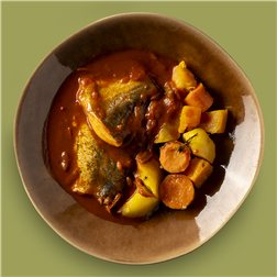 Merluza en salsa de tomate y hierbas con vegetales asados al horno