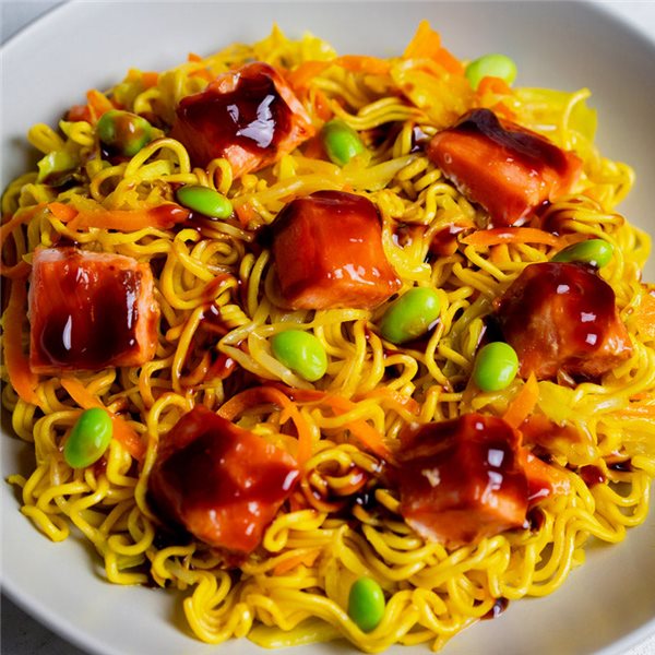 Noodles con salmón-detalle