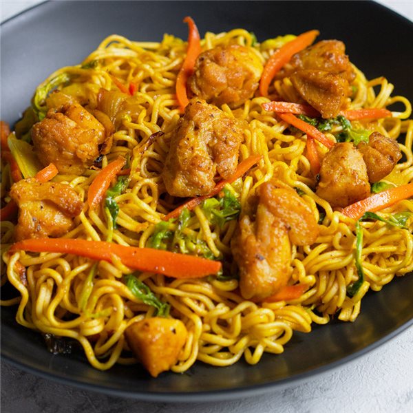 Noodles de pollo al curry con verduras-detalle