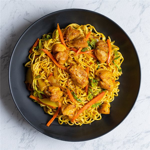 Noodles de pollo al curry con verduras-lateral