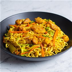 Noodles de pollo al curry con verduras