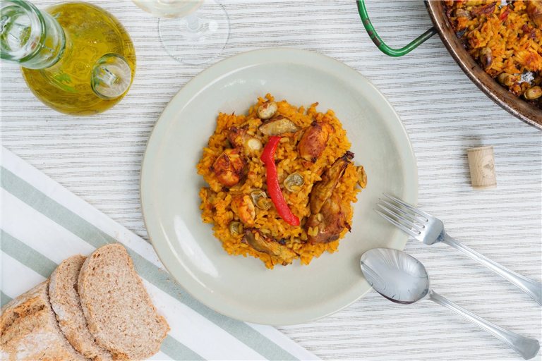 Paella de habas y alcachofas