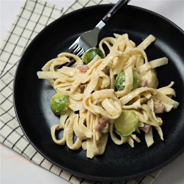 Pasta cremosa con bacon y coles-detalle