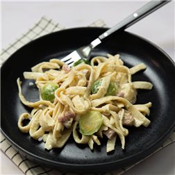Pasta cremosa con bacon y coles
