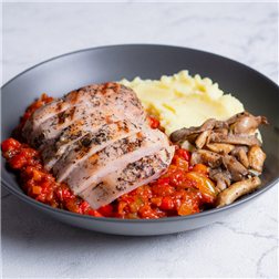 Pavo con pisto de verduras, setas y puré de patata