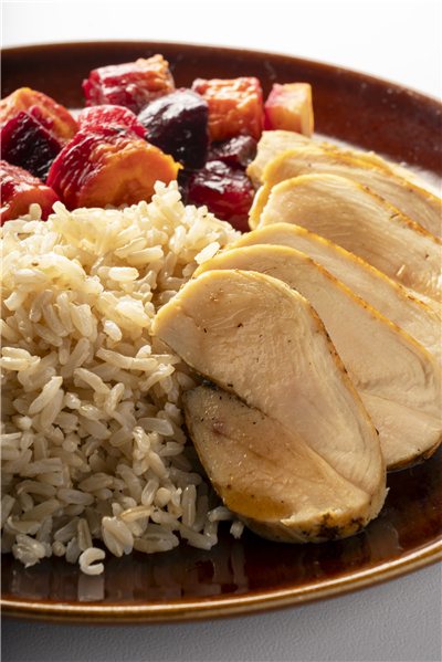 Pechuga de pollo de corral marinada, con arroz y raíces asadas al horno con tomillo-detalle