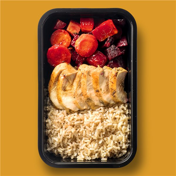 Pechuga de pollo de corral marinada, con arroz y raíces asadas al horno con tomillo-lateral