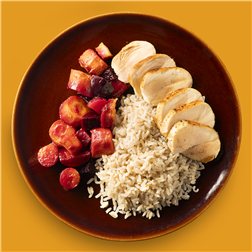Pechuga de pollo de corral marinada, con arroz y raíces asadas al horno con tomillo