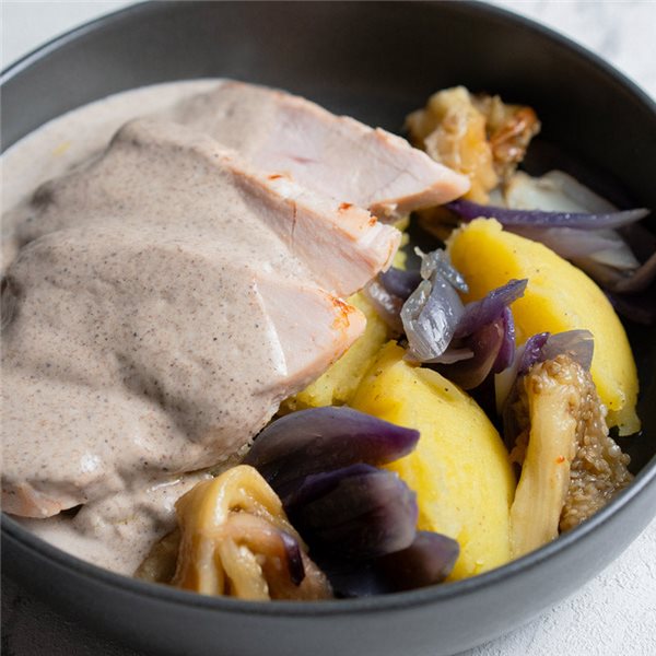 Pechuga de pollo en salsa de trufa-detalle
