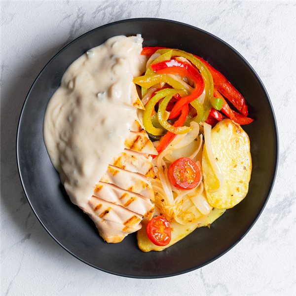 Pollo en salsa roquefort-detalle