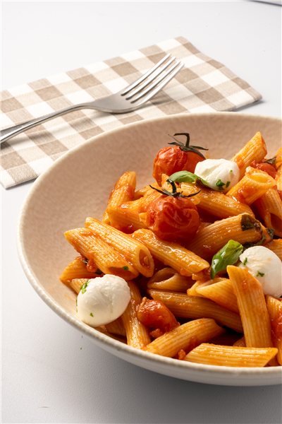 Penne al pomodoro, con cherrys asados y perlas de mozzarella-detalle
