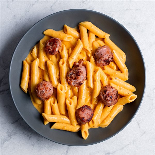Penne rigate al romescu con longaniza catalana-lateral