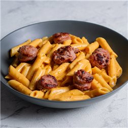 Penne rigate al romescu con longaniza catalana