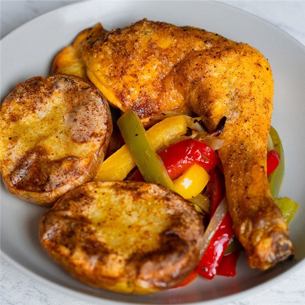 Pollo al horno con verduras y patata asada-detalle