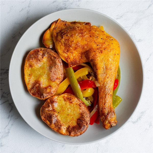 Pollo al horno con verduras y patata asada-lateral