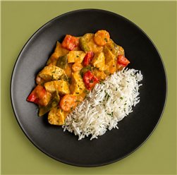 Pollo de corral al curry amarillo con verduras y arroz jazmín