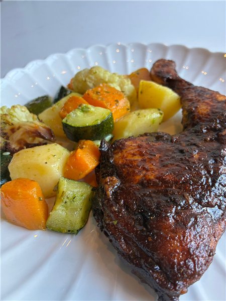 Pollo de corral asado a la Peruana con vegetales al horno-detalle