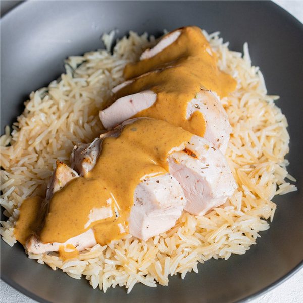 Pollo en salsa satay con arroz-detalle