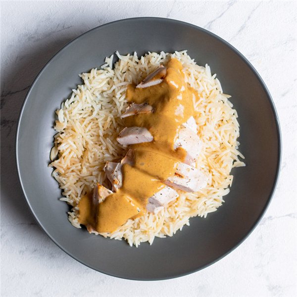 Pollo en salsa satay con arroz-lateral