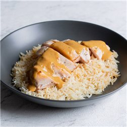 Pollo en salsa satay con arroz