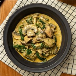 Pollo salteado con espinacas, champiñones y pesto