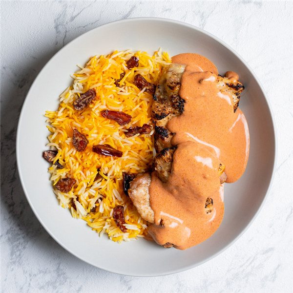 Pollo tandoori con arroz y dátiles-detalle