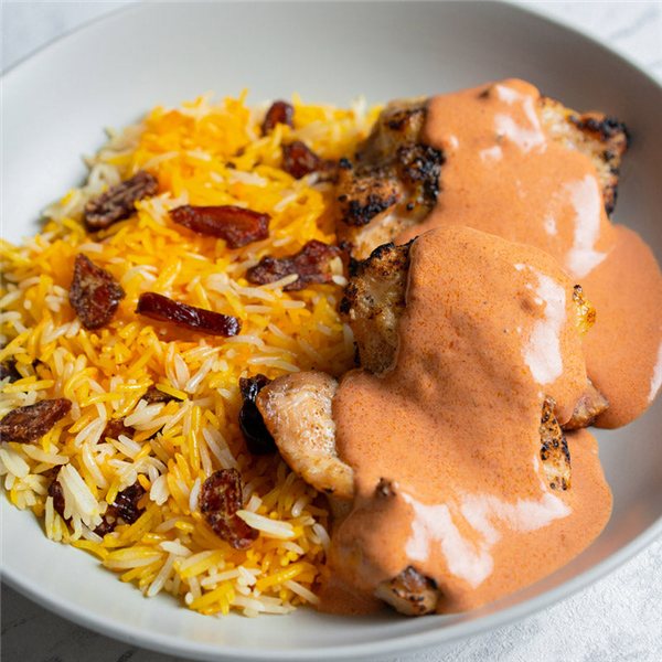 Pollo tandoori con arroz y dátiles-lateral