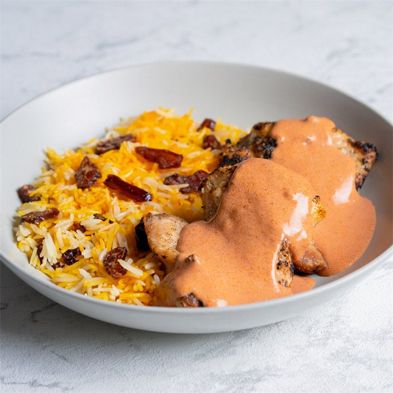 Pollo tandoori con arroz y dátiles