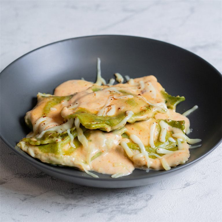 Raviolis en salsa al kimchi gratinados