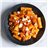 Rigatoni con salsa de tomate, berenjena y queso de cabra-detalle