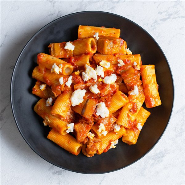 Rigatoni con salsa de tomate, berenjena y queso de cabra-detalle