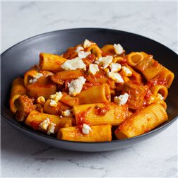Rigatoni con salsa de tomate, berenjena y queso de cabra