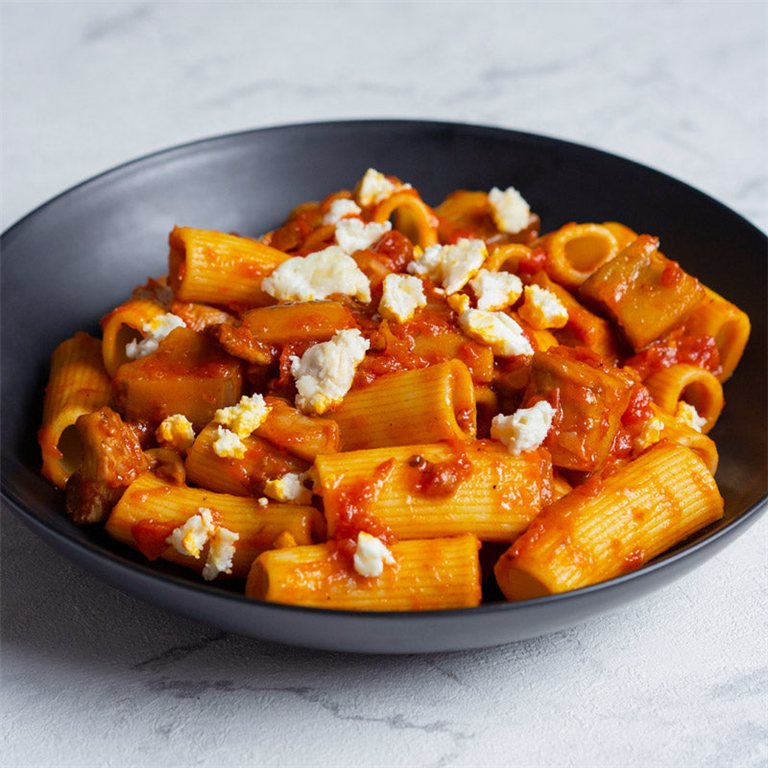 Rigatoni con salsa de tomate, berenjena y queso de cabra