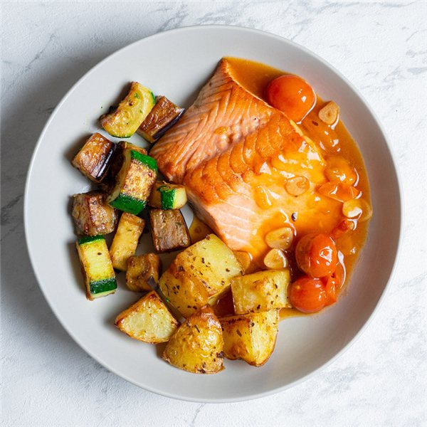 Salmón a la siciliana con patata, boniato, berenjena y calabacín-detalle
