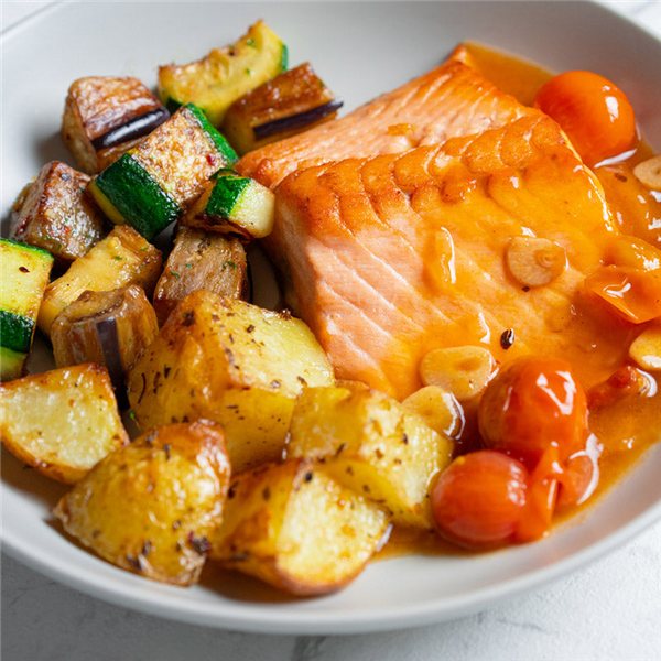 Salmón a la siciliana con patata, boniato, berenjena y calabacín-lateral