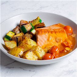 Salmón a la siciliana con patata, boniato, berenjena y calabacín