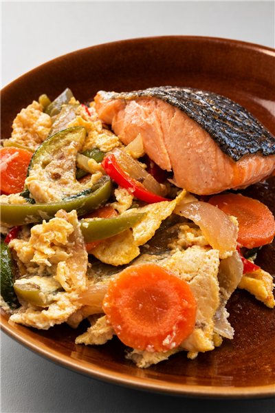 Salmón asado con revuelto de verduras ecológicas-lateral