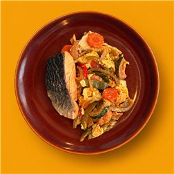 Salmón asado con revuelto de verduras ecológicas