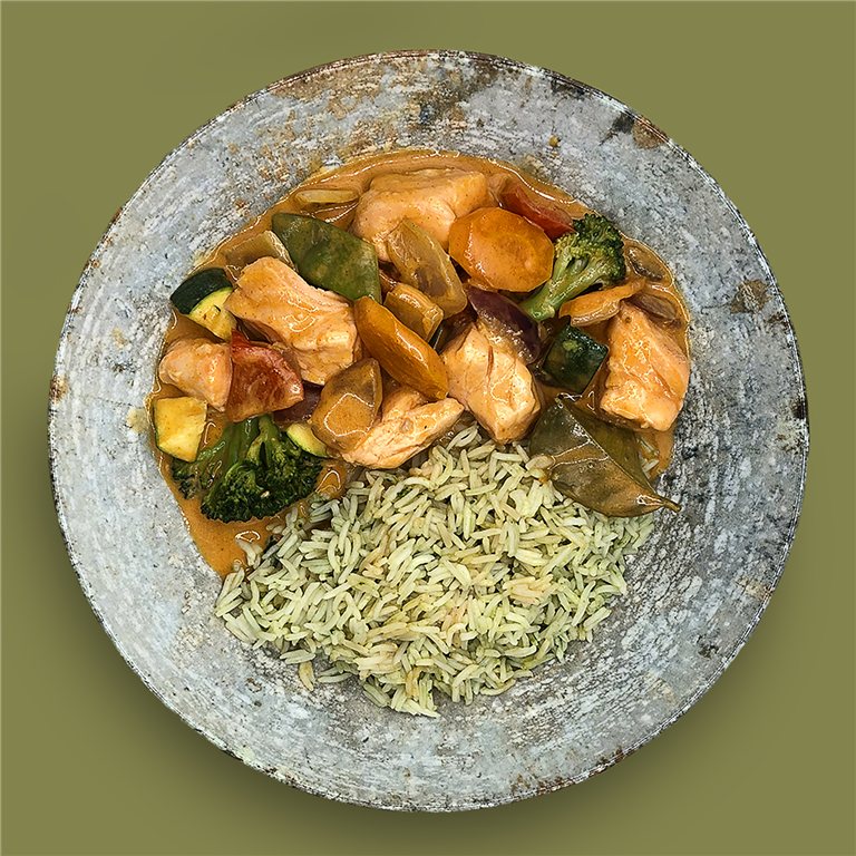Salmón en curry rojo Thai con verduras y arroz jazmín