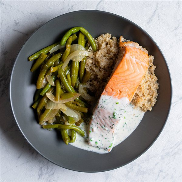 Salmón en salsa de eneldo-lateral