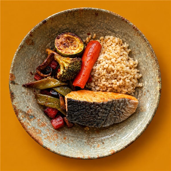 Salmón, verduras al wok y arroz integral-detalle
