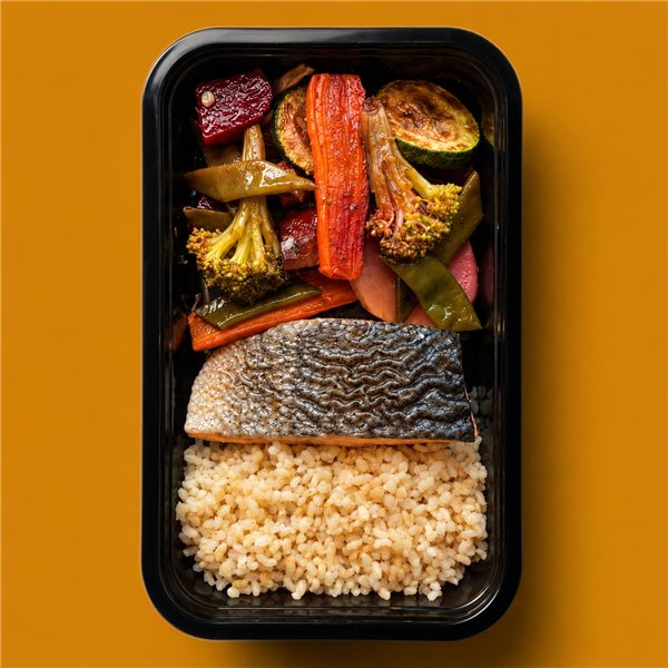 Salmón, verduras al wok y arroz integral-lateral